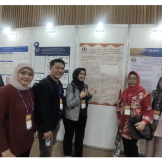 Dr. dr. Ronny Lesmana sedang berdiskusi dengan peserta dari FK Univ Trisakti 
             Jakarta bersama Prof. Dr. dr. Vita Tarawan, SpOG, SH