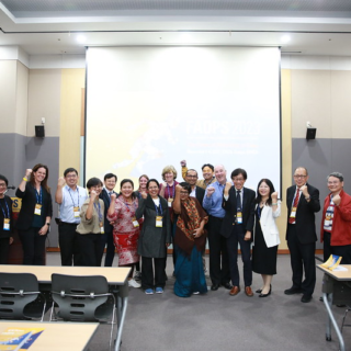 Simposium yang bekerjasama dengan Tim Edukasi FAOPS, pembicara Dr. Imelda R. Sianipar, MBiomedik, PhD (anggota IAIFI DKI) pada Simposium 18: Collaborative of Basic - Clinical Teachers in Teaching: Panel Discussion
 Foto bersama Pembicara dan Peserta Simposium 18