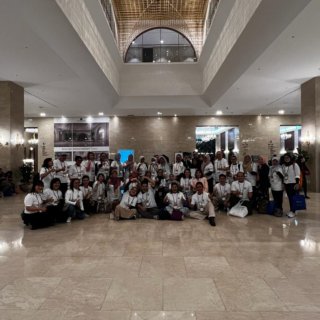 Foto bersama dengan mengenakan seragam kaos IAIFI, sebelum acara Welcome Reception